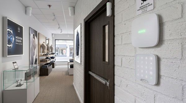 Centrale et clavier d'alarme dans une boutique