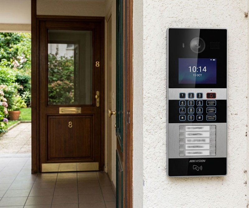 Interphone vidéo installé à l'entrée d'une maison